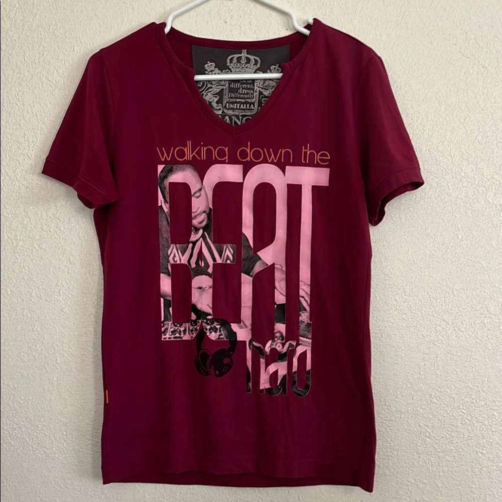 Men’s slim fit tshirt.
Plum maroon color with dj graphic.
V-neck.